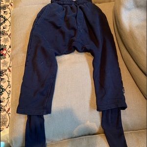 Super warm nununu size 6-7. Pic shows small hole!